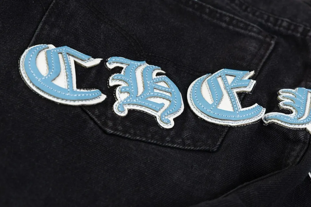 P220 Chrome Hearts Chengdu Limited New City Limited Jeans Chrome Hearts City Limited Jeans Hardware Customization Original Development Vintage Levis American 501 Black Gray Base Version Levis American 501 Base Version Imported Sheepskin 925 Silver Remake [Top heavy industry fashion design] Consistently high-street luxury style. Speaking of this style, the Zangyin family and GU family are definitely the leading representative brands. Especially the Zangyin family has really achieved a state-of-the-art effect in creating high-street style. The unique washed material is used to create this style. The color system is already quite eye-catching. After it is decorated with patchwork cross flowers, it cleverly highlights the charm of the brand. Secondly, this style uses classic The high-waist cutting design highlights the long legs and fashionable temperament of the upper body. The brand is highly recognizable and the slim fit configuration is more suitable for daily wear. It is a product that interprets personality, fashion, and specifications at a glance. This single product is enough to make any fan excited. It can be a white T-shirt for a youthful college style, or a tight suspender for a royal style. It has strong matching ability and can be easily controlled by men.  [Materials and craftsmanship] Needless to say, this point goes without saying. As an excellent craftsman brand, Zangyin’s requirements for details and craftsmanship are really perfect. The washed color of this model has gone through so many processes, not to mention the embellishment of denim appliques. It is also purely hand-made and sewn. Just like what they believe in, only hand-made things have soul and have the meaning of wear. A top-notch heavy-duty fashionable denim item, I look forward to your perfect interpretation! ! Color: black and blue size: 28 30 32 34 36